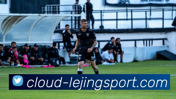 足球英雄破解中文破解版全新体验畅玩足球世界尽在掌握之中